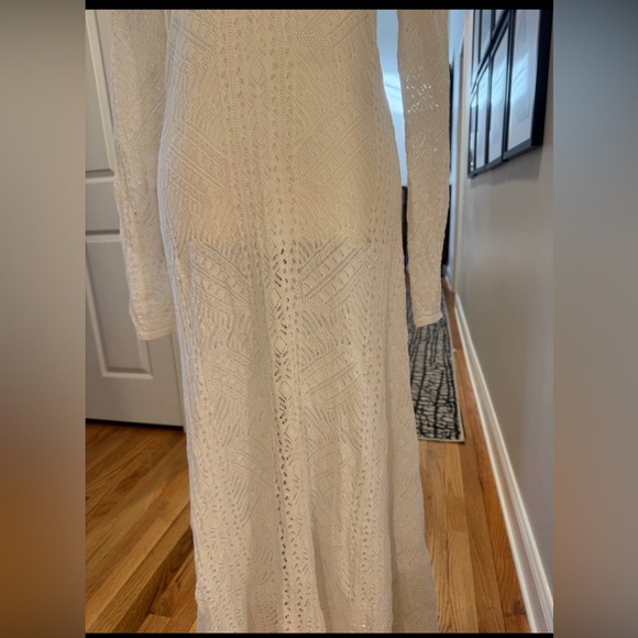 Elegant White beach Cover Up - Picture 2 of 7